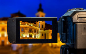 Nahaufnahme von einem Camcorder bei Nachtaufnahmen in Sibiu, Rumänien