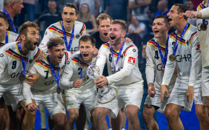 Die deutsche Faustball-Nationalmannschaft nach dem Gewinn der Weltmeisterschaft 2023